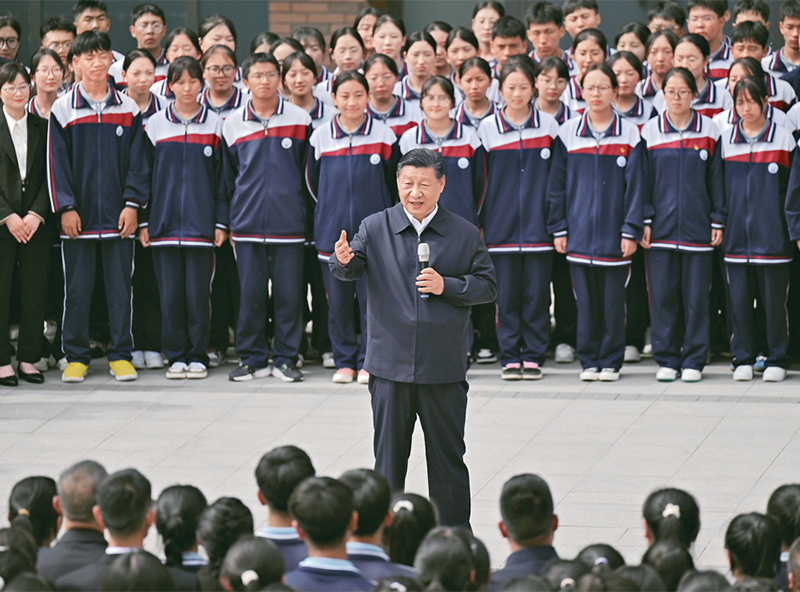 2024年6月18日至19日，中共中央总书记、国家主席、中央军委主席习近平在青海考察。这是18日下午，习近平在果洛西宁民族中学考察时，同师生们亲切交流。
